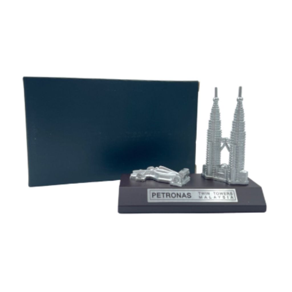 petronas-twin-towers-25-miniature-with-f1-model-3