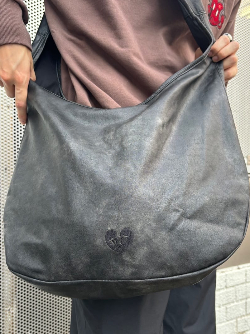 FREAK'S STORE X Kurt Wu PU leather bag超大側背包– Blossom_japan FREAK'S STORE X Kurt Wu PU leather bag超大側背包– Blossom_japan