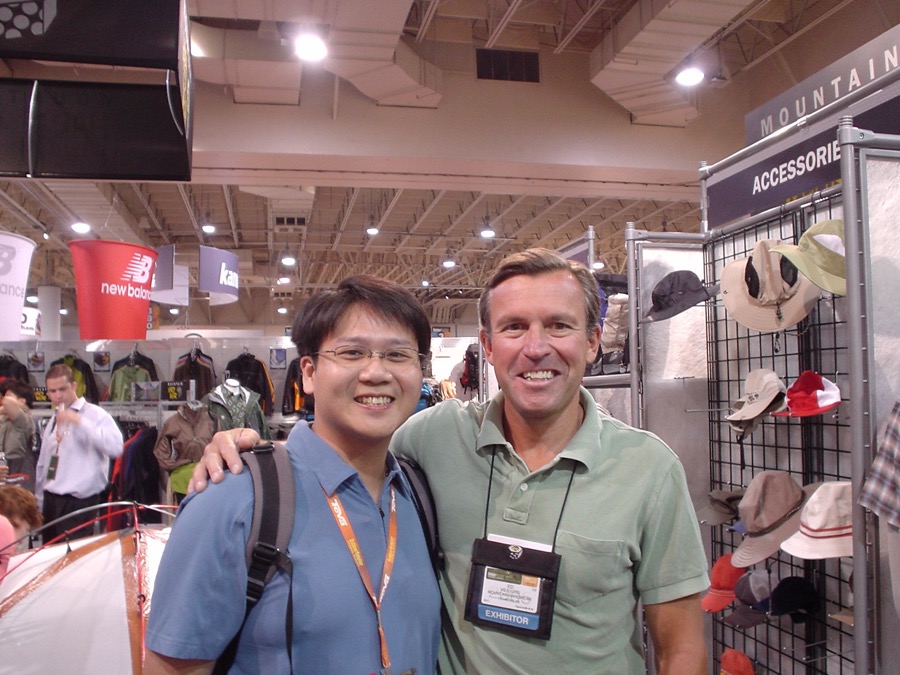 TC 主理人與 Mountain Hardwear 傳奇登山家 Ed Viesturs(2005 Outdoor Retailer 展)——無氧完攀全部 14 座 8000m 巨峰的第一位美國人。