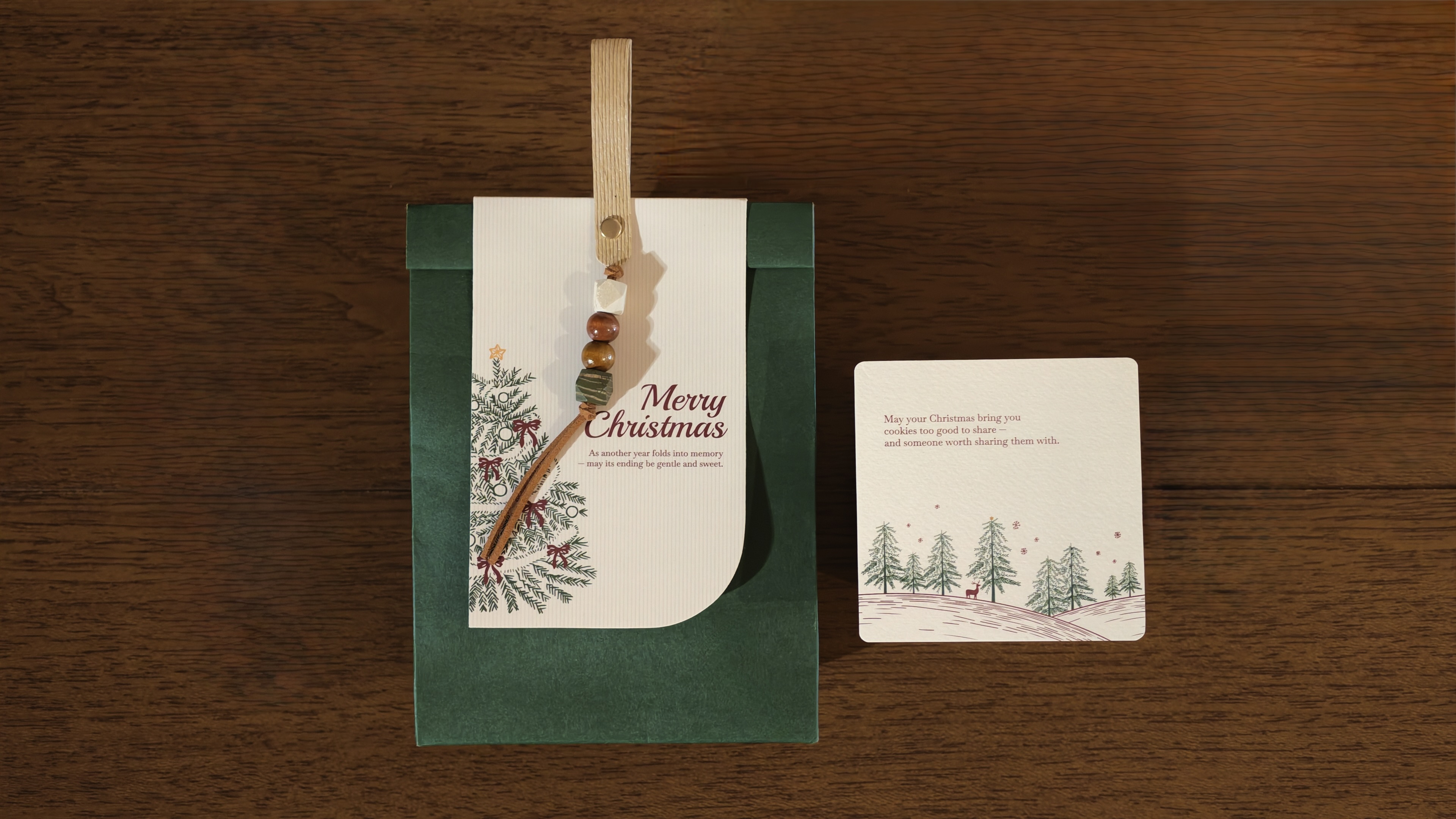 One Doumo Christmas gift set with its wooden-bead ornament and illustrated card
