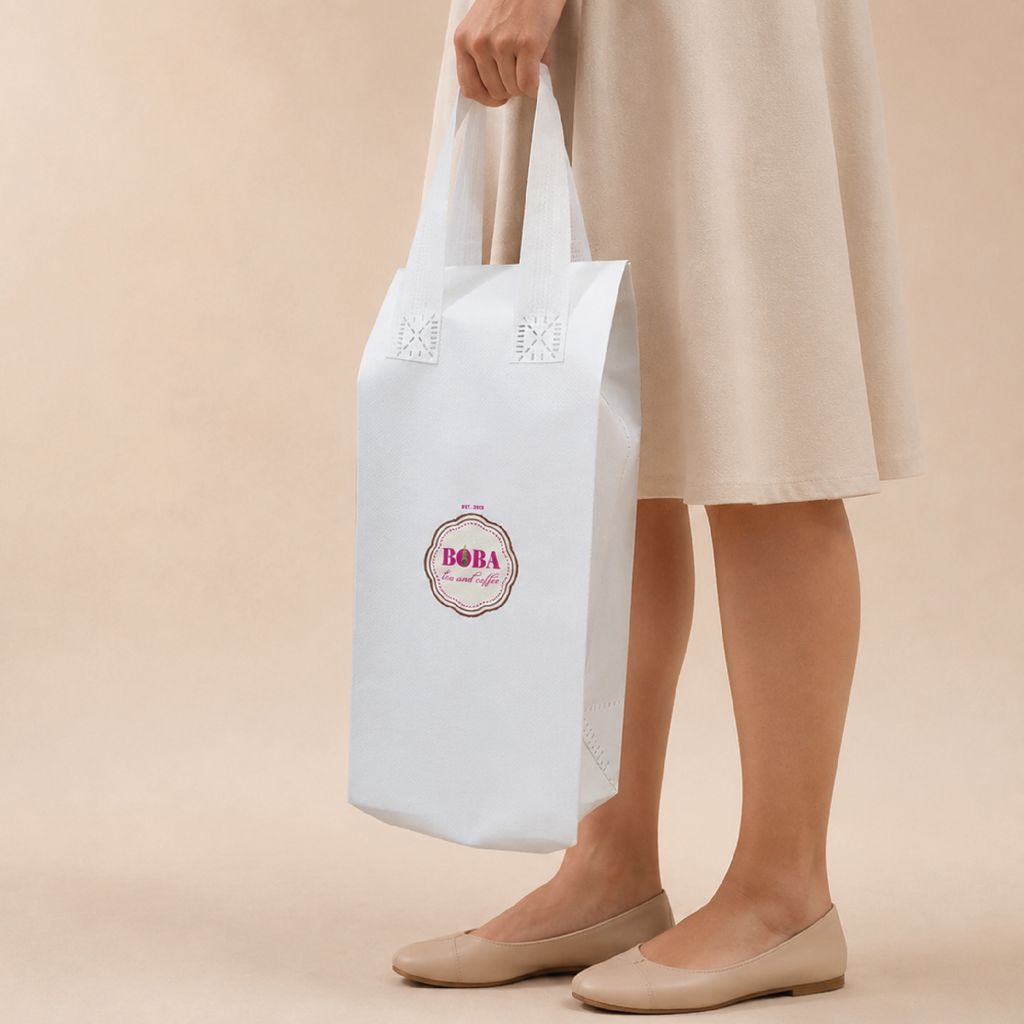 lifestyle photo of custom printed thermal cooler bag for takeaway and food packaging