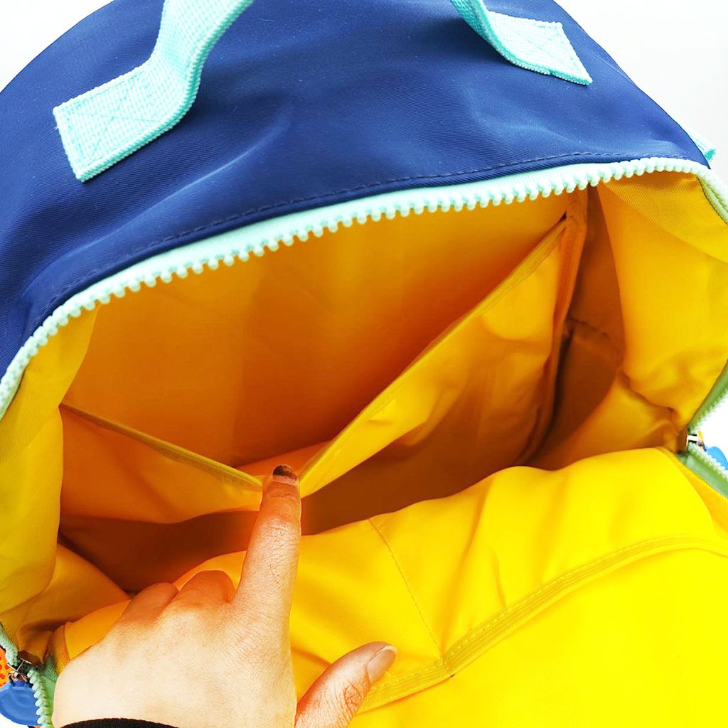 06 - dino - back pack - close up - i