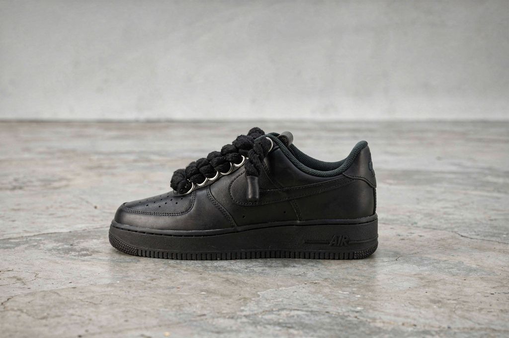 黑色運動鞋_柔光水泥地板_無反光高端攝影