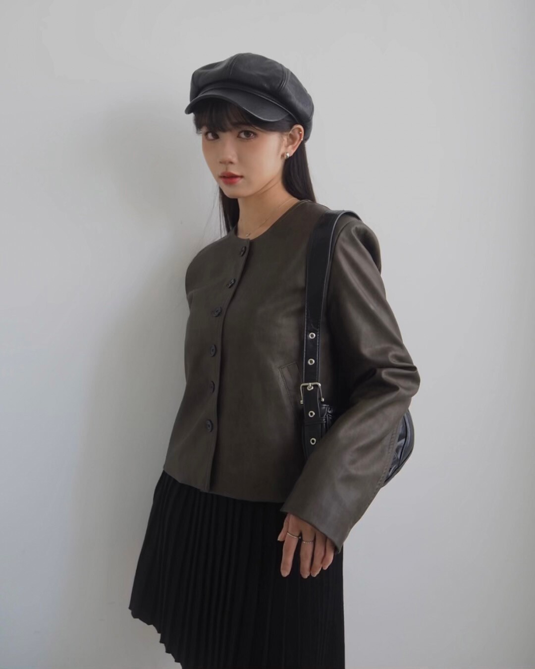 O04墊肩圓領鈕扣式皮衣外套 (7)