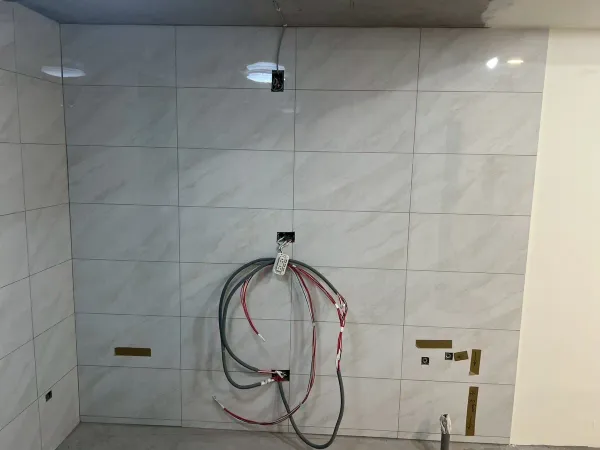 新北三重廚房施工前，白色磁磚牆面與外露電線