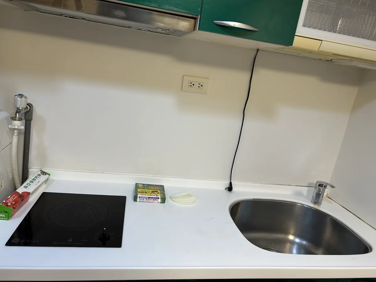 台北中正小廚房施工前，白色壁面與外露電線