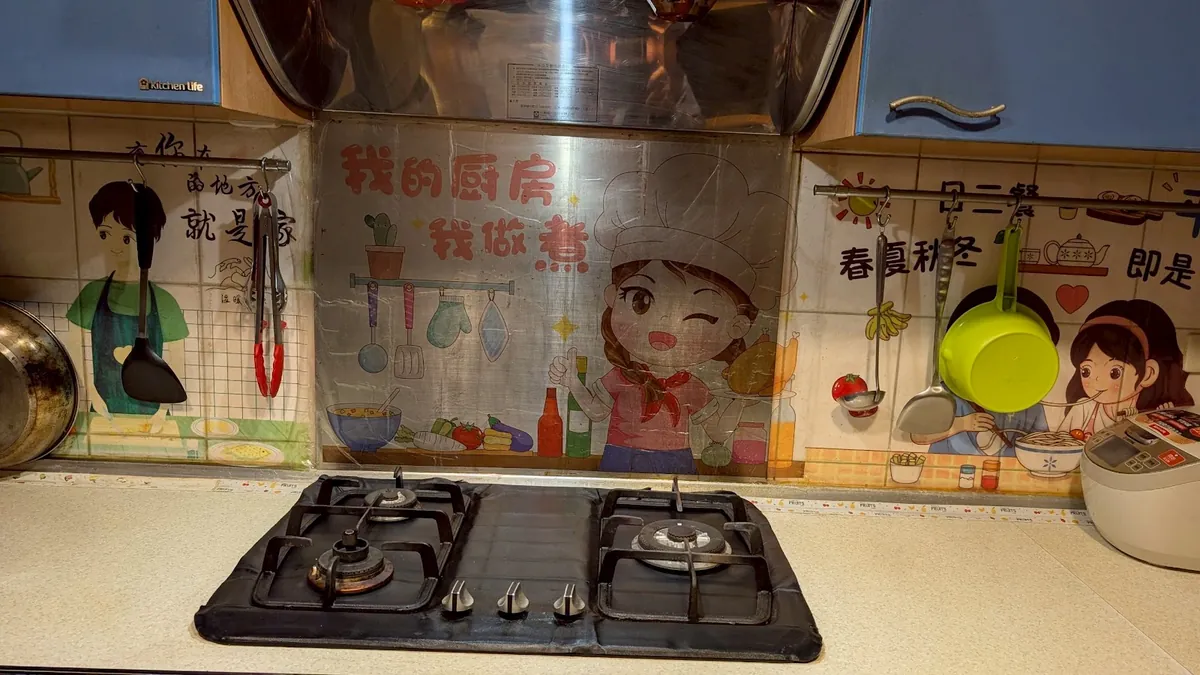 新竹竹東廚房施工前，爐台後方為卡通圖案舊壁面
