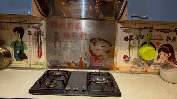 新竹竹東廚房施工前，爐台後方為卡通圖案舊壁面
