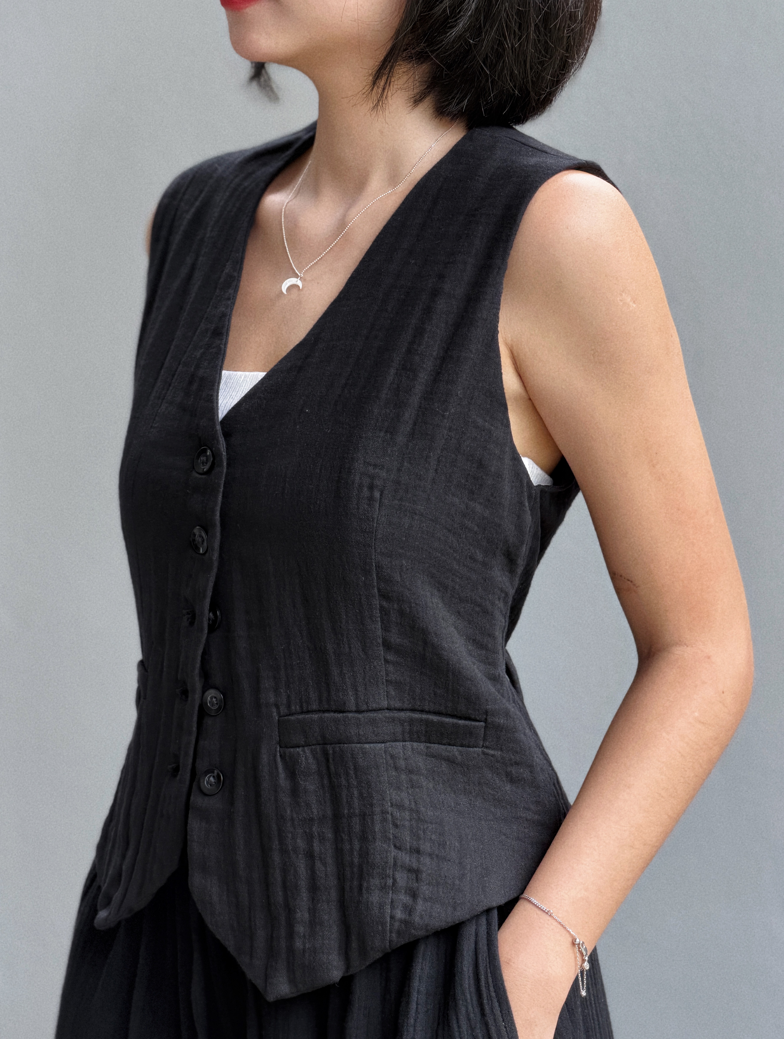 Himawari-website-cg-vest-black-11