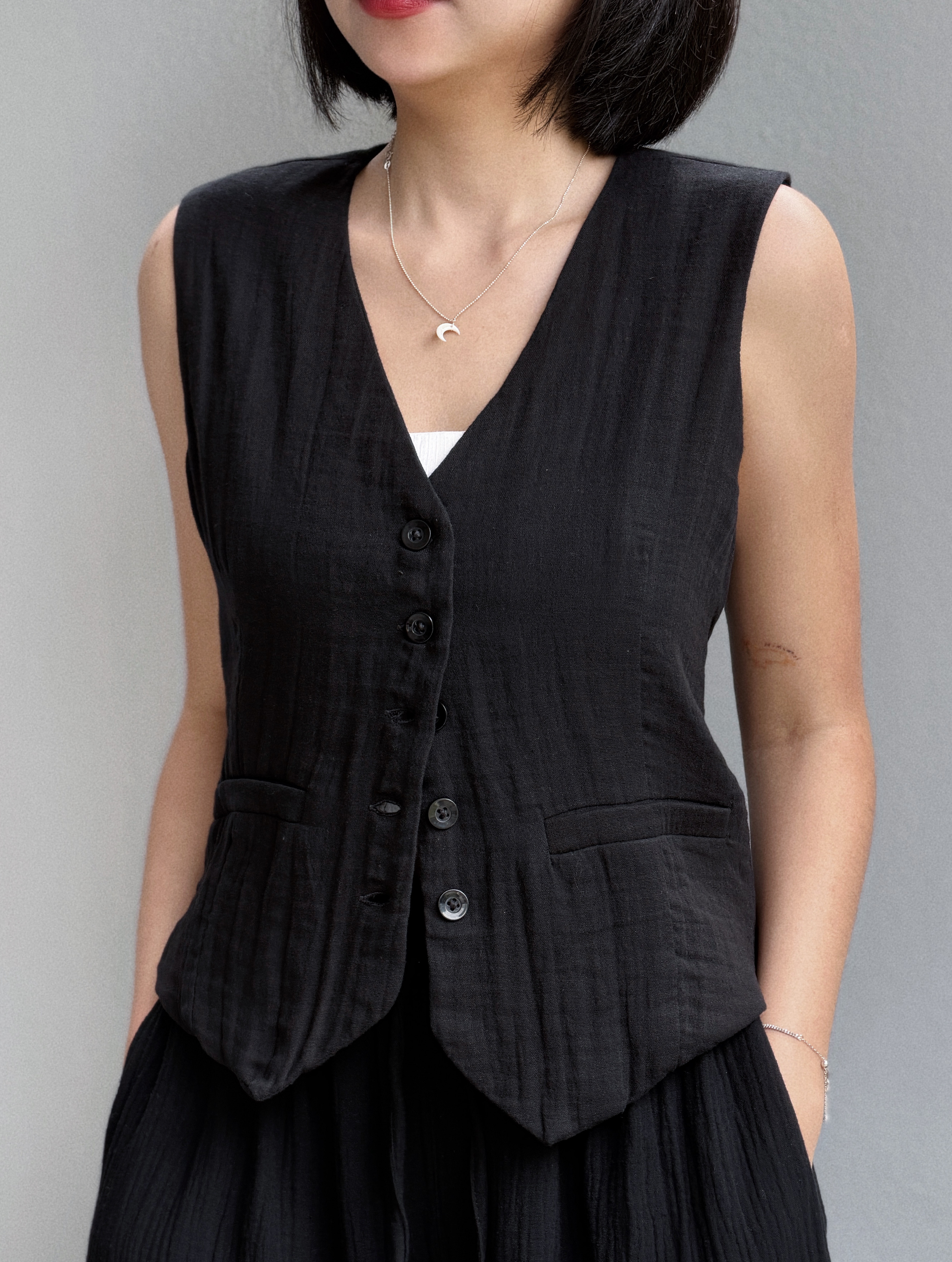 Himawari-website-cg-vest-black-10