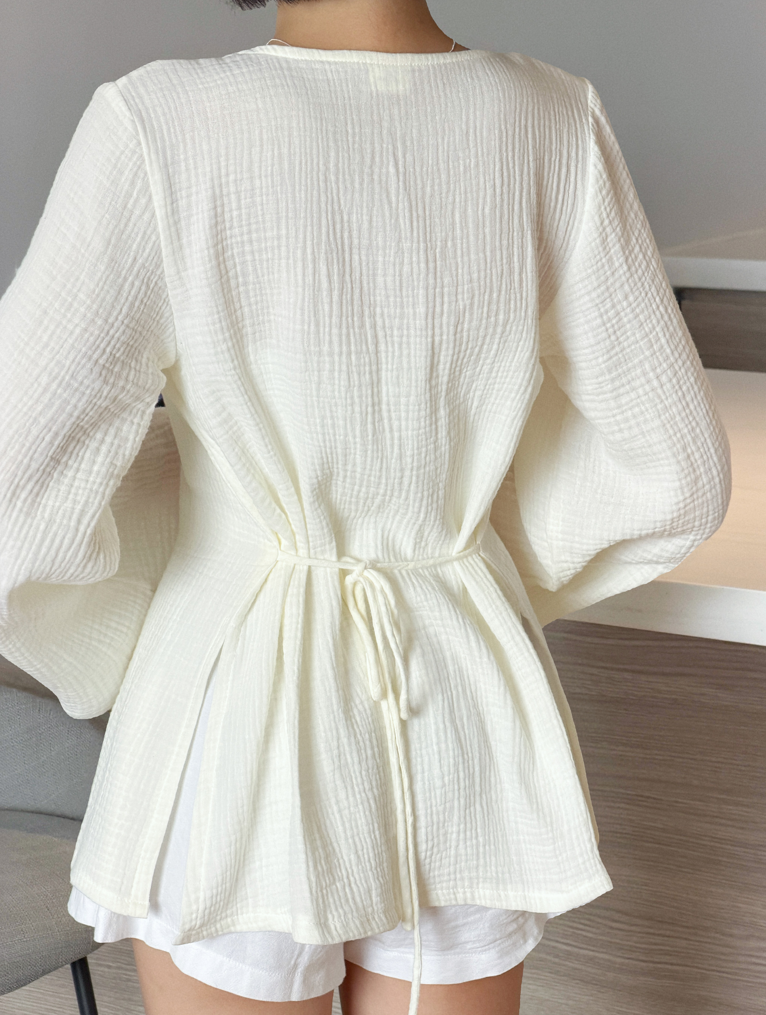 Himawari-website-vneckbutton-milkwhite-5