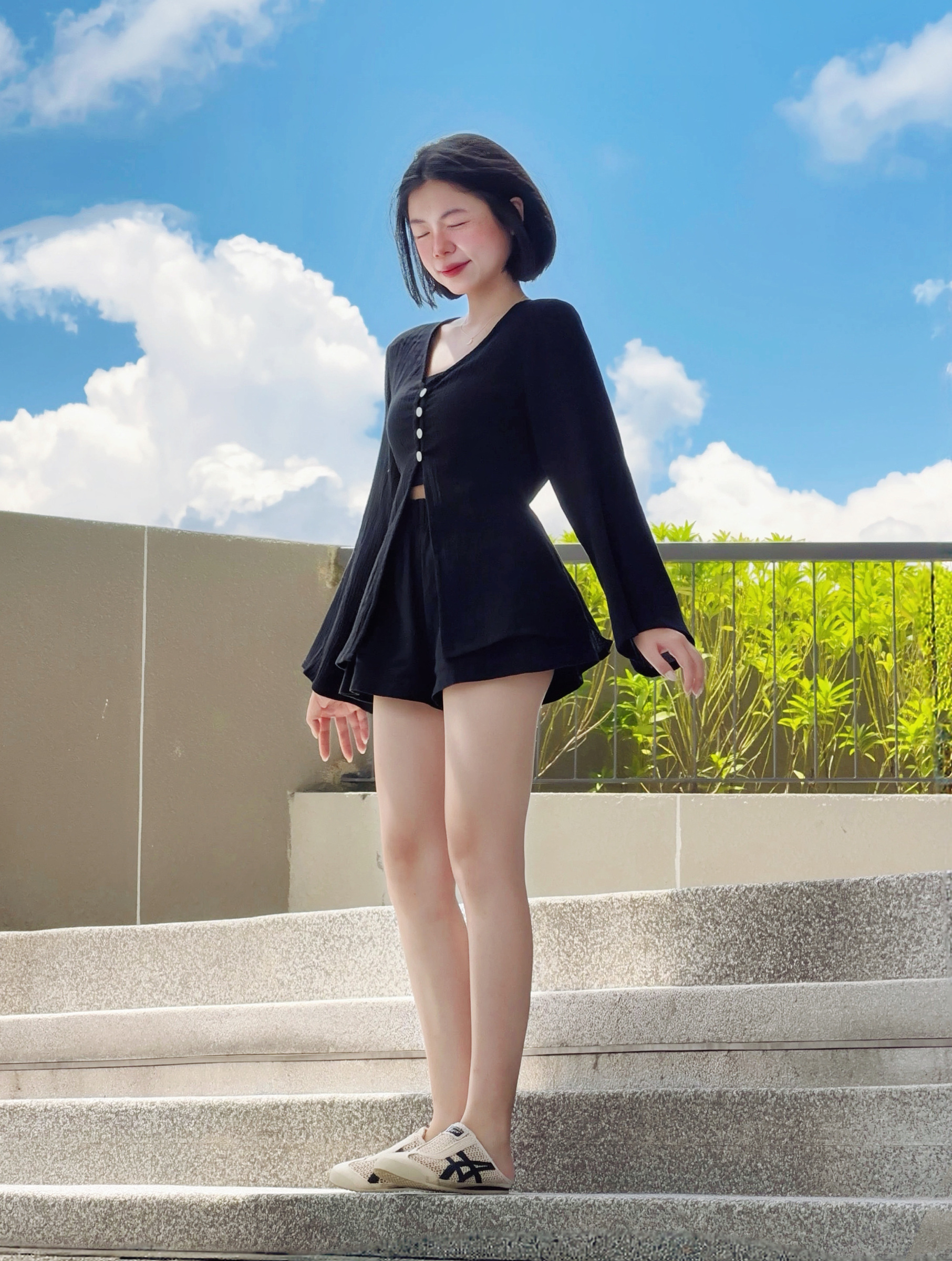 Himawari-website-button-vneck-black(2)-2