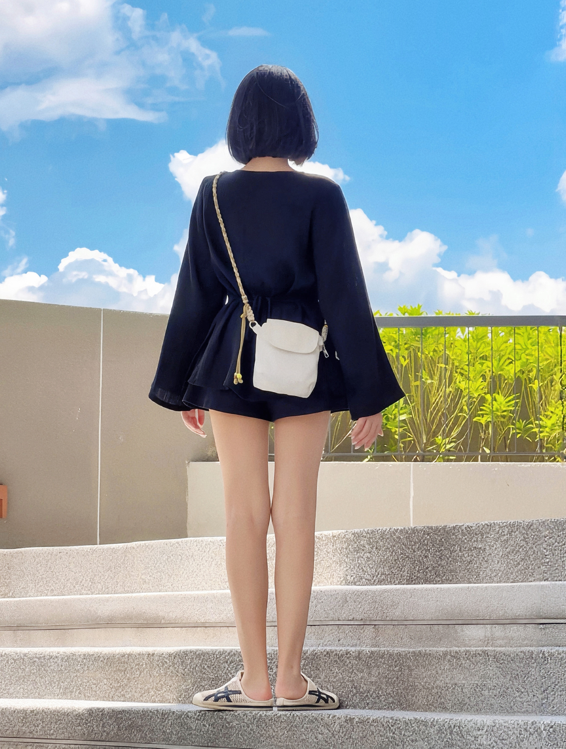 Himawari-website-button-vneck-black(2)-3