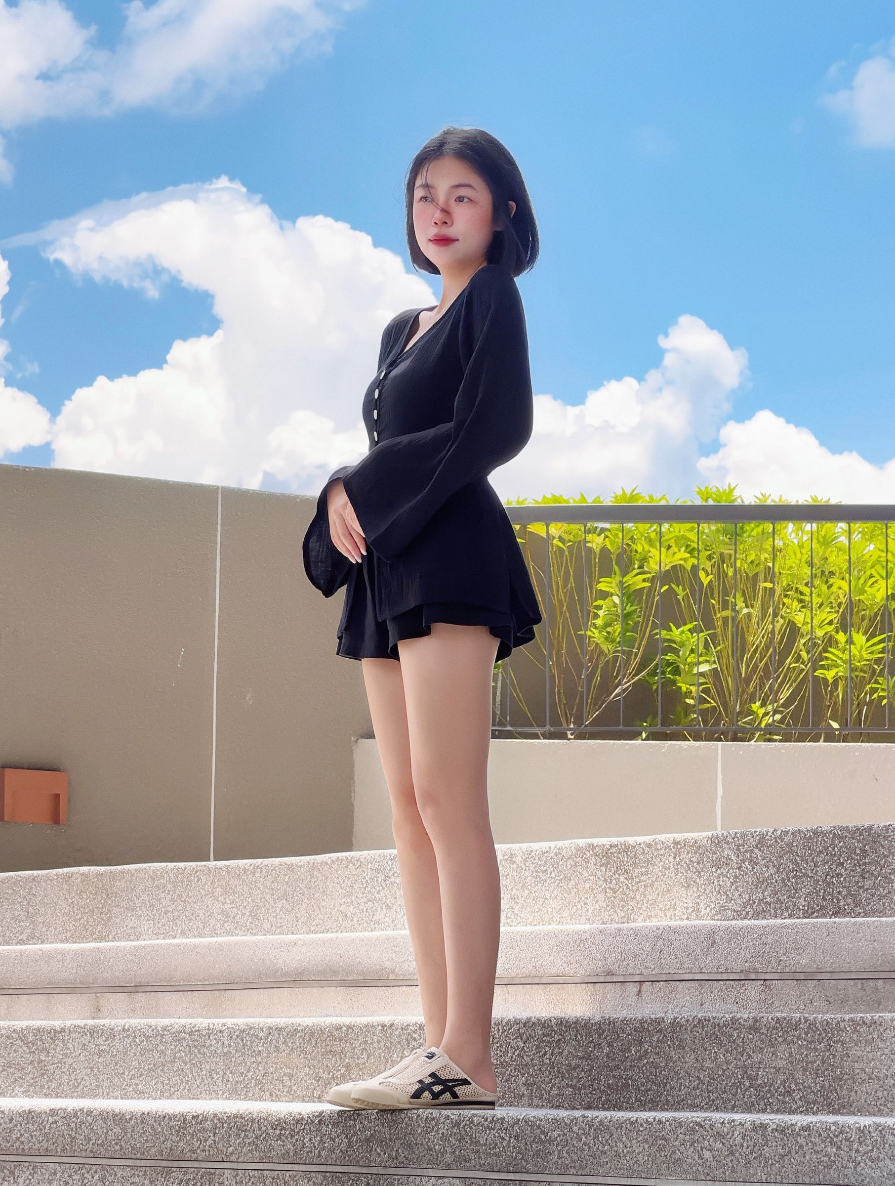 Himawari-website-button-vneck-black(2)-6