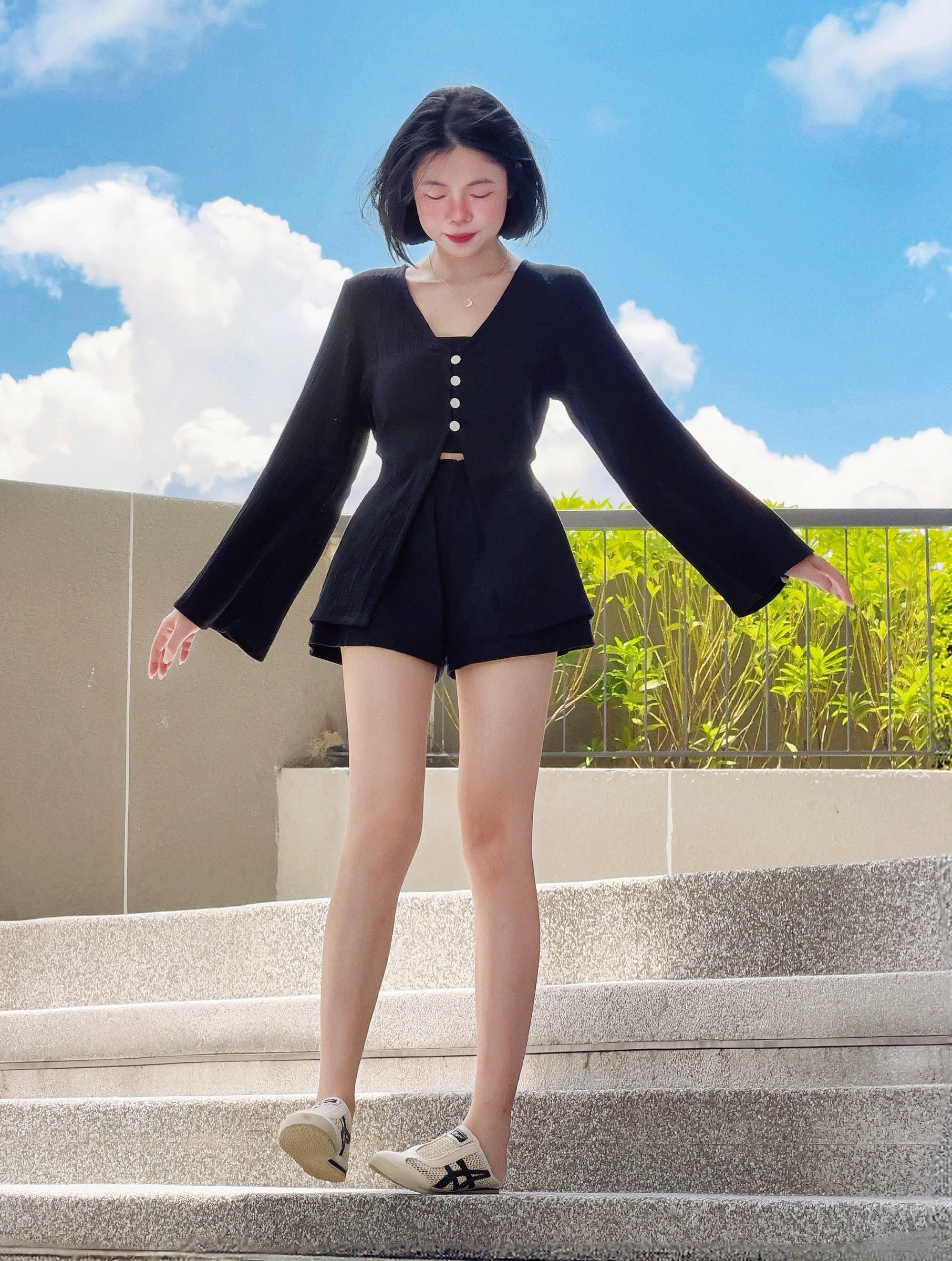 Himawari-website-button-vneck-black(2)-1