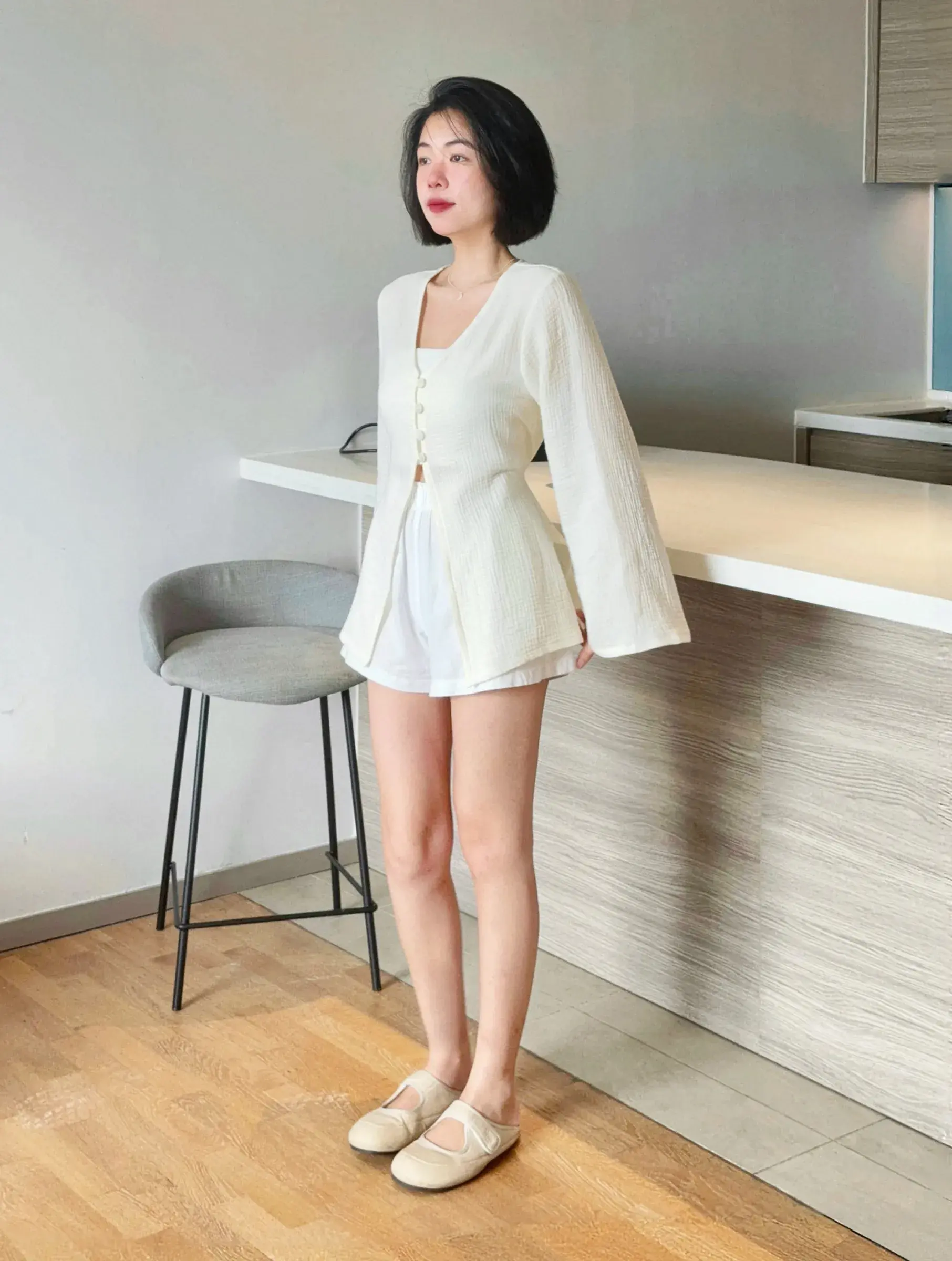 Himawari-website-vneckbutton-milkwhite-1