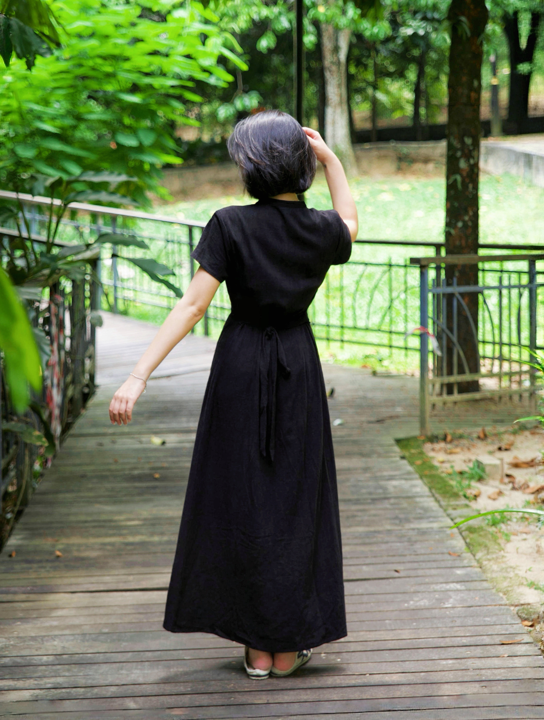 Himawari-website-sf-blackbutton-dress-6