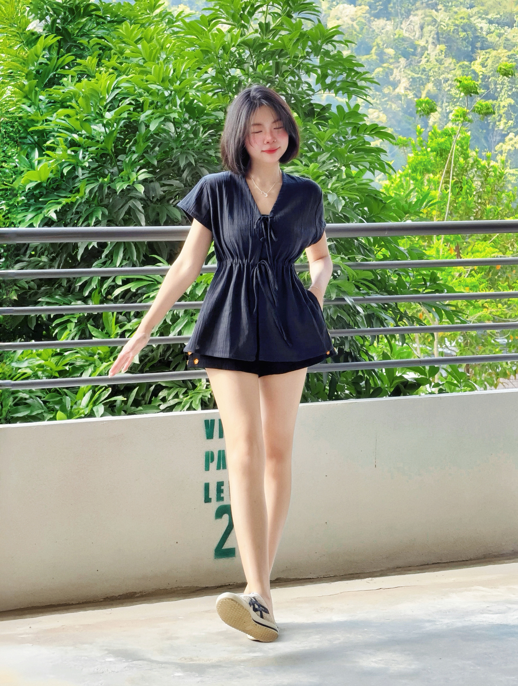 Himawari-website-side-slit-sleeve-top-black-1