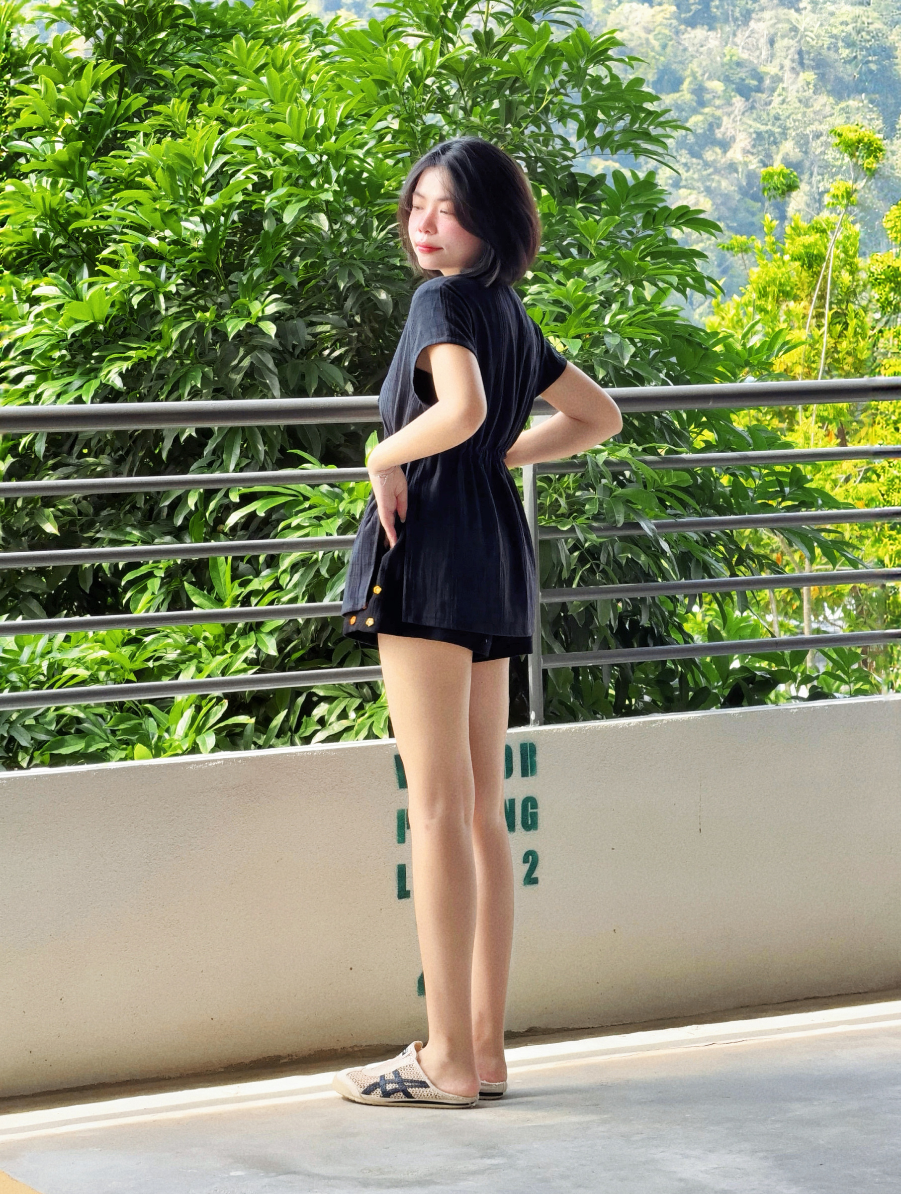 Himawari-website-side-slit-sleeve-top-black-3