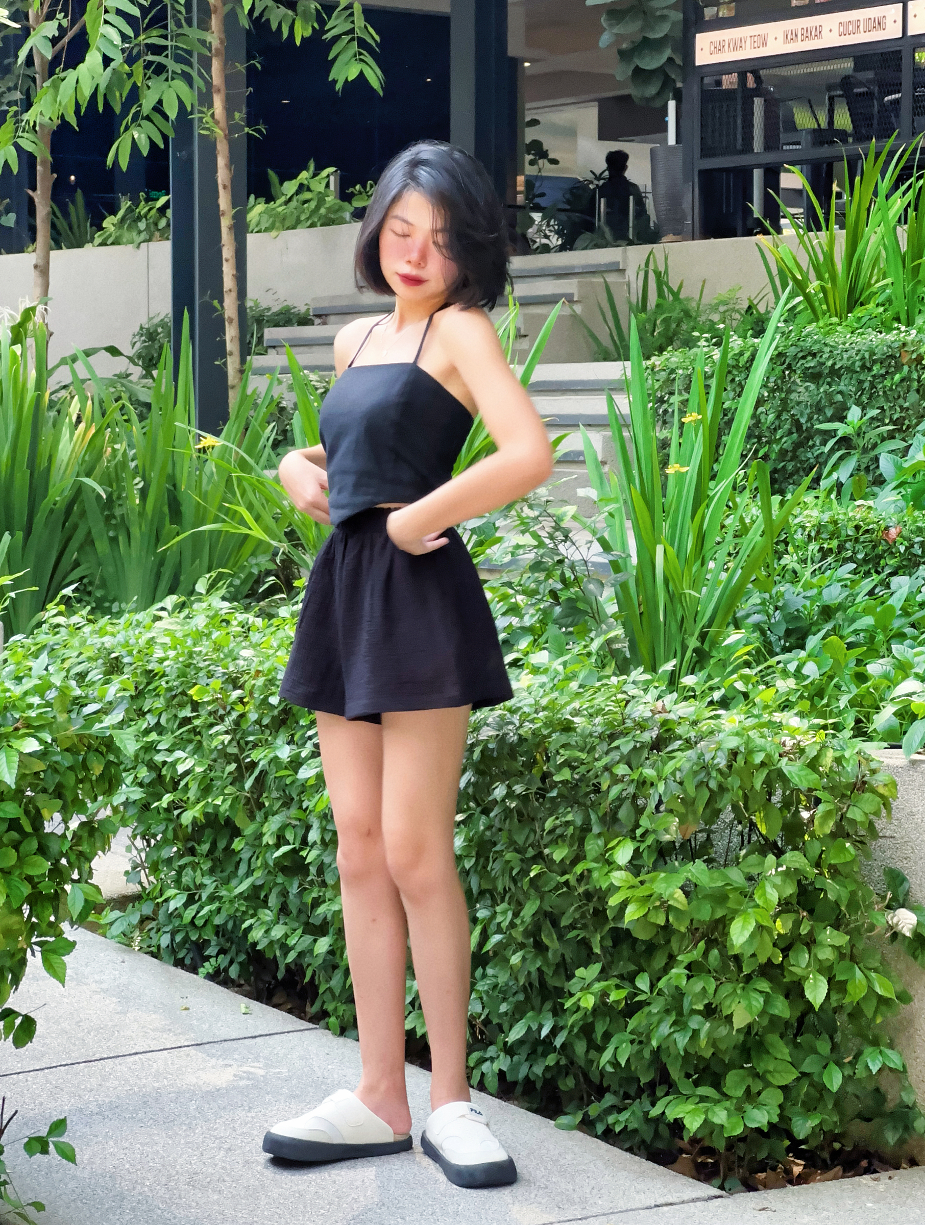 葵-website-halter-crop-black-2