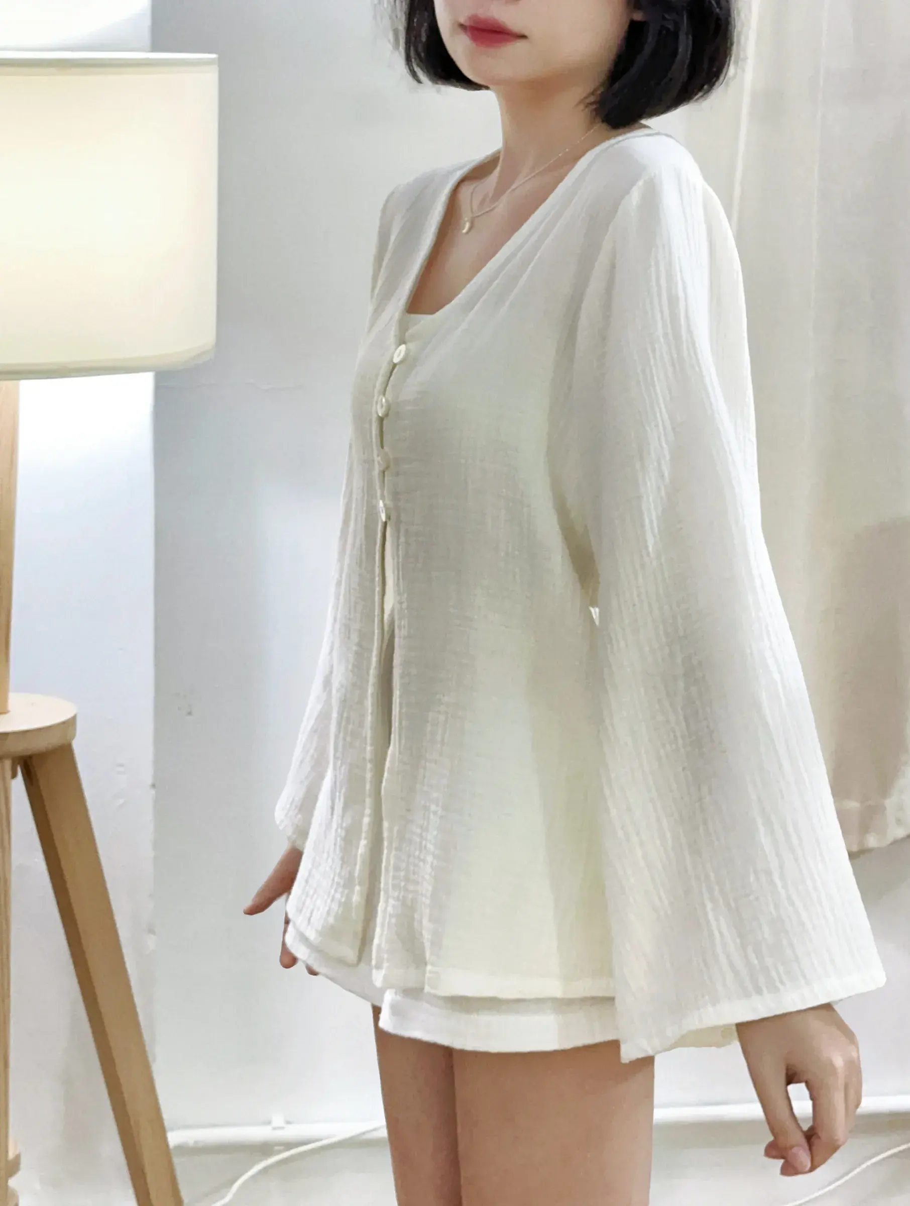 Himawari-website-cg-vneck-milkwhite-10