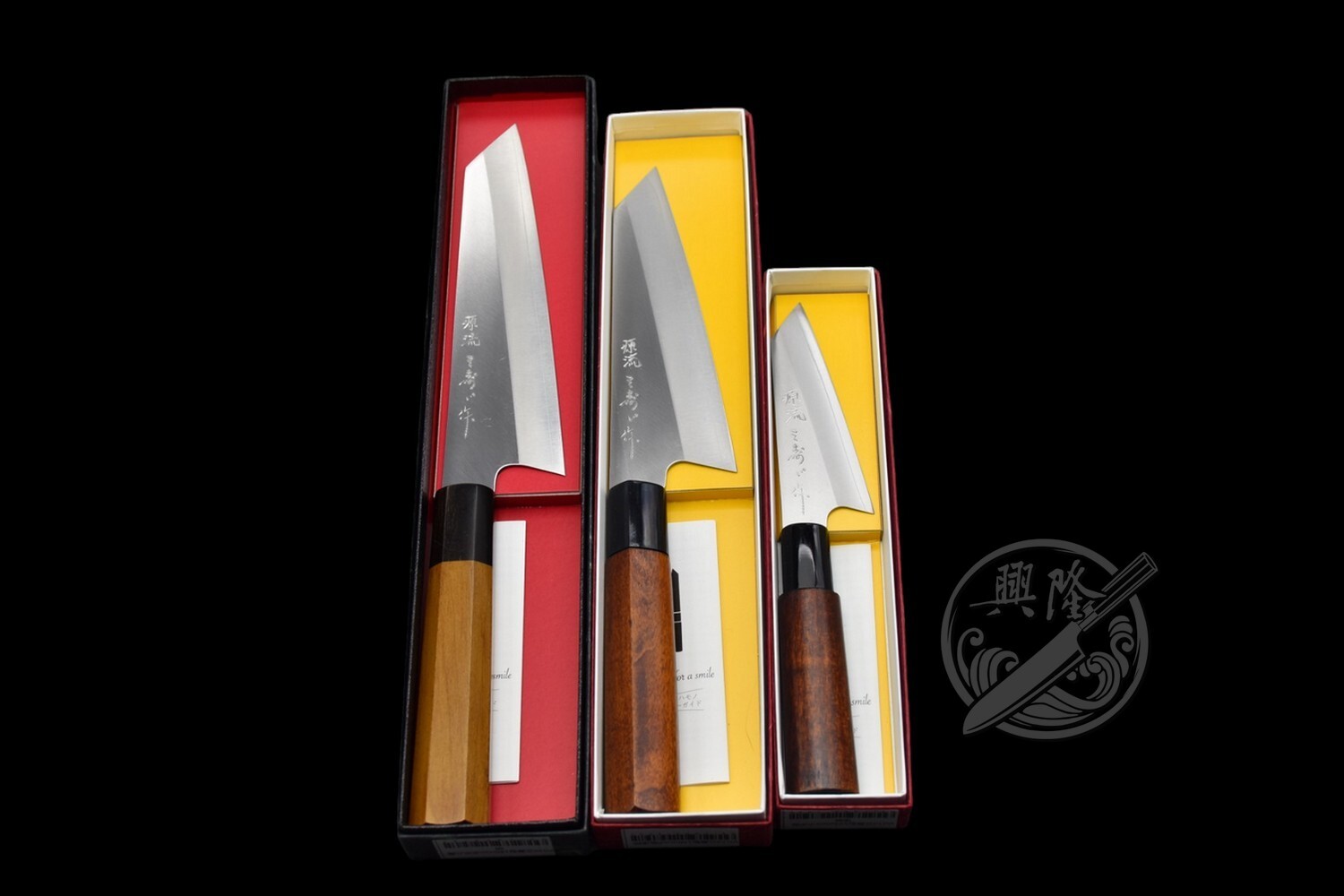 新品未使用 銀三鋼 AUS 柳包丁 尺寸 檜両輪虎柄黄金壇八角柄 鏡面 柳刃包丁 霞 八寸半 金鍛造 朴柄 KN02-A10994-2L1A-ψ | 一刀斎虎徹