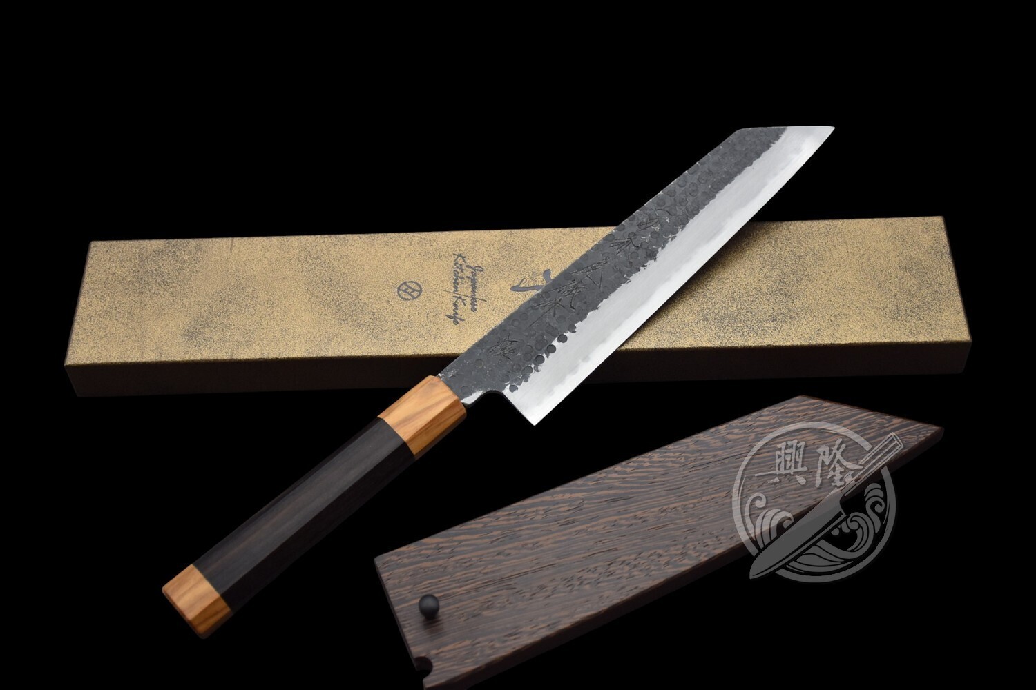 興隆刀剪行〕*幸之祐KONOSUKE 福SLD梨地鏡面和牛刀240mm附原廠落款朴鞘.