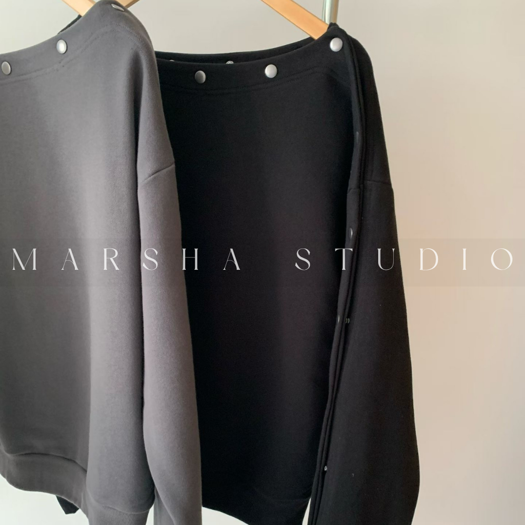 POST❮韓國❯6CK15金屬釦斜肩長袖上衣 女可調式露肩設計感大學T 寬鬆休閒上衣5