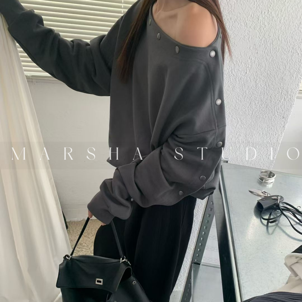 POST❮韓國❯6CK15金屬釦斜肩長袖上衣 女可調式露肩設計感大學T 寬鬆休閒上衣1