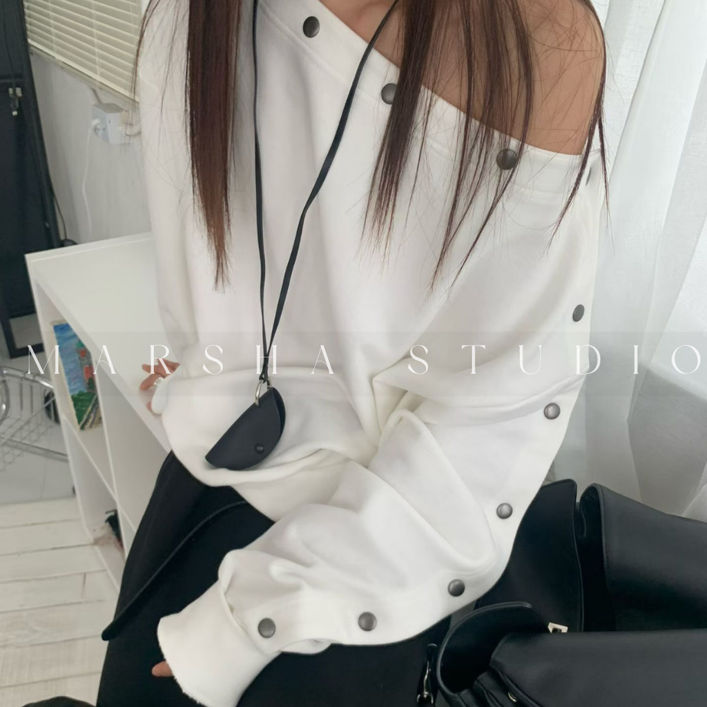 POST❮韓國❯6CK15金屬釦斜肩長袖上衣 女可調式露肩設計感大學T 寬鬆休閒上衣0