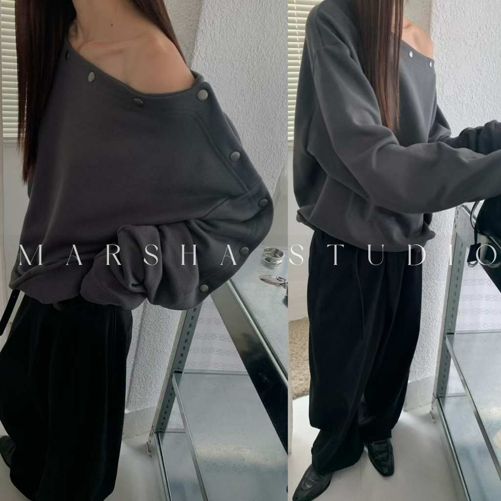 POST❮韓國❯6CK15金屬釦斜肩長袖上衣 女可調式露肩設計感大學T 寬鬆休閒上衣6