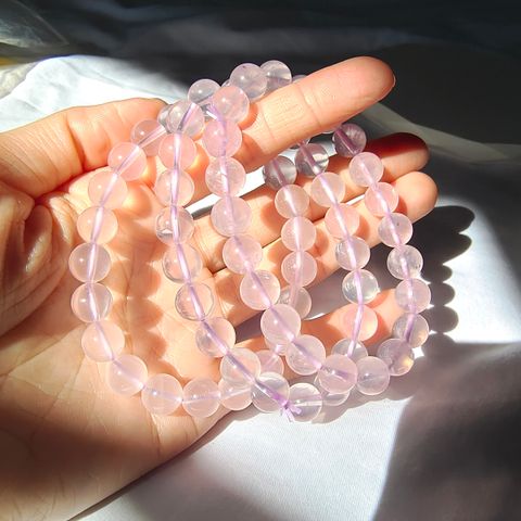 阳光下的紫粉色六芒星粉晶