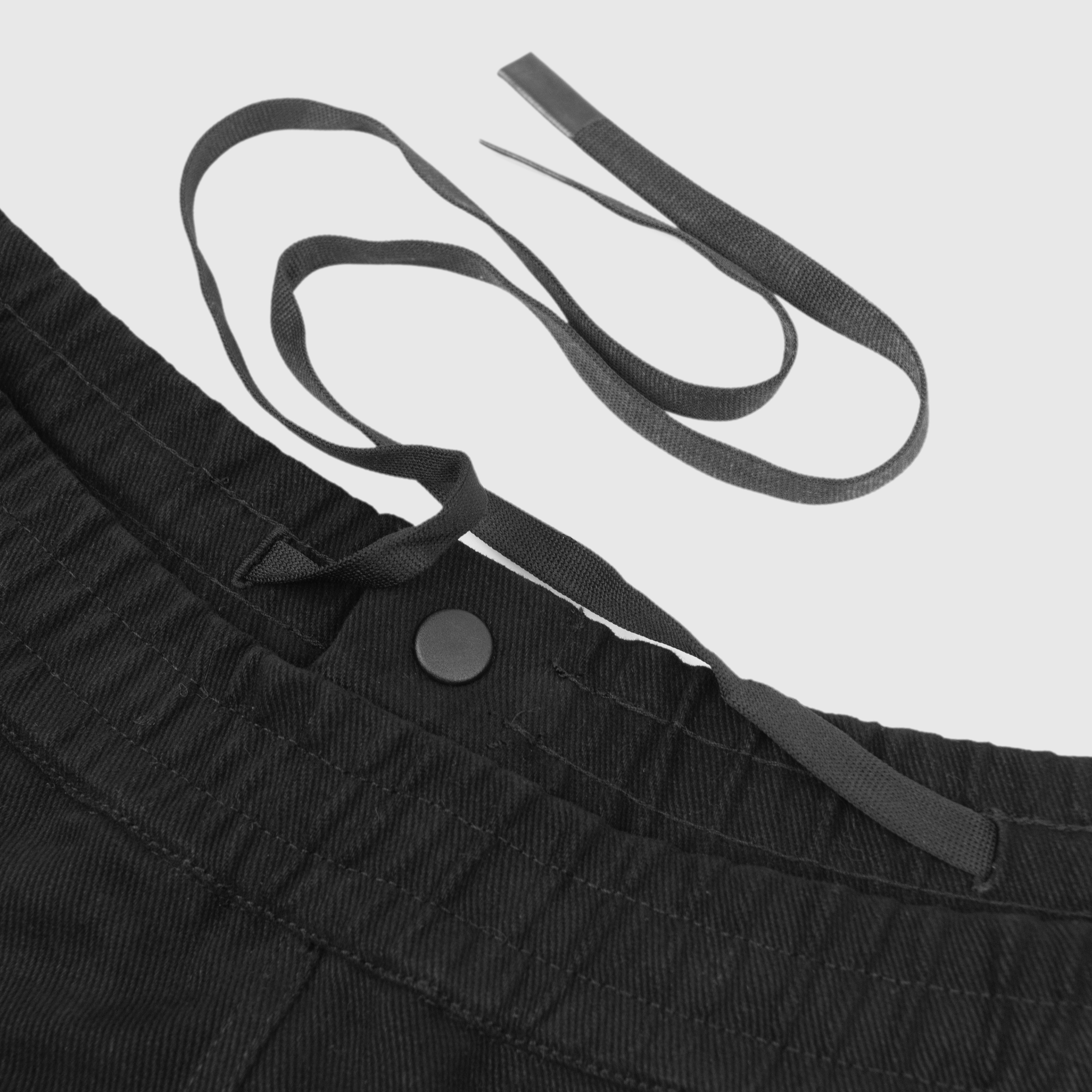 Panel Pleats Shorts (Black) CloseUp_07