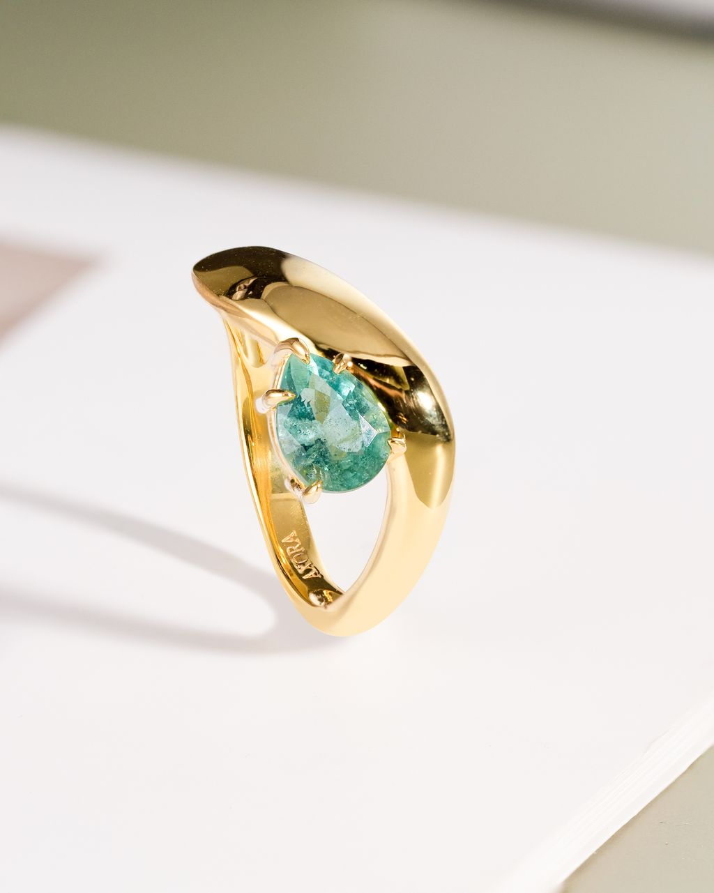 curve emerald 4