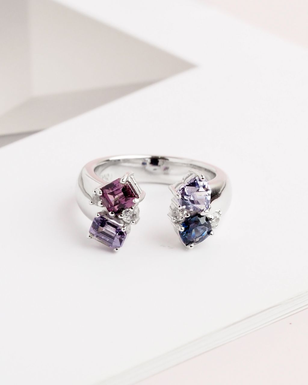 AXORA Between the fingers ring