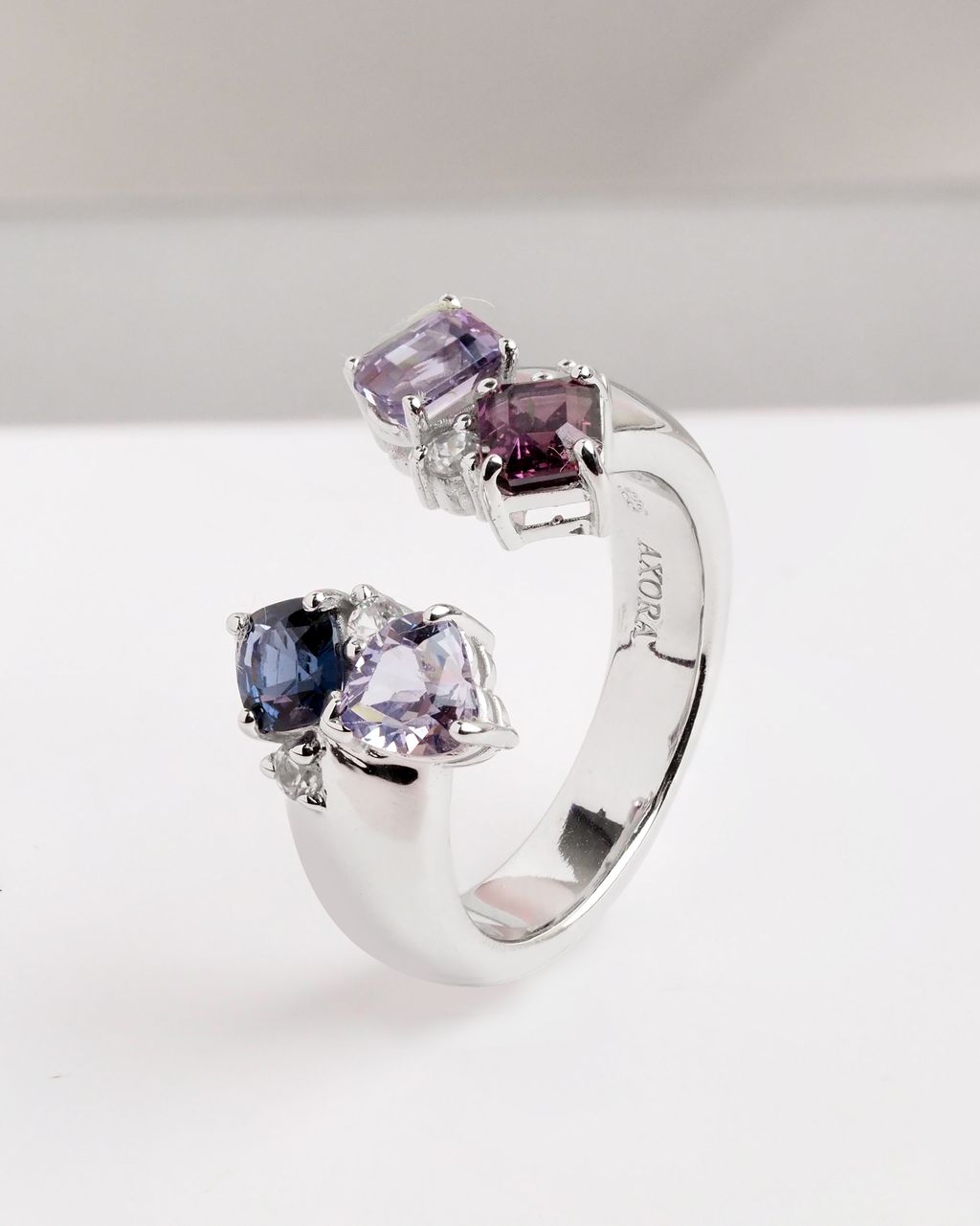 AXORA Between the finger ring