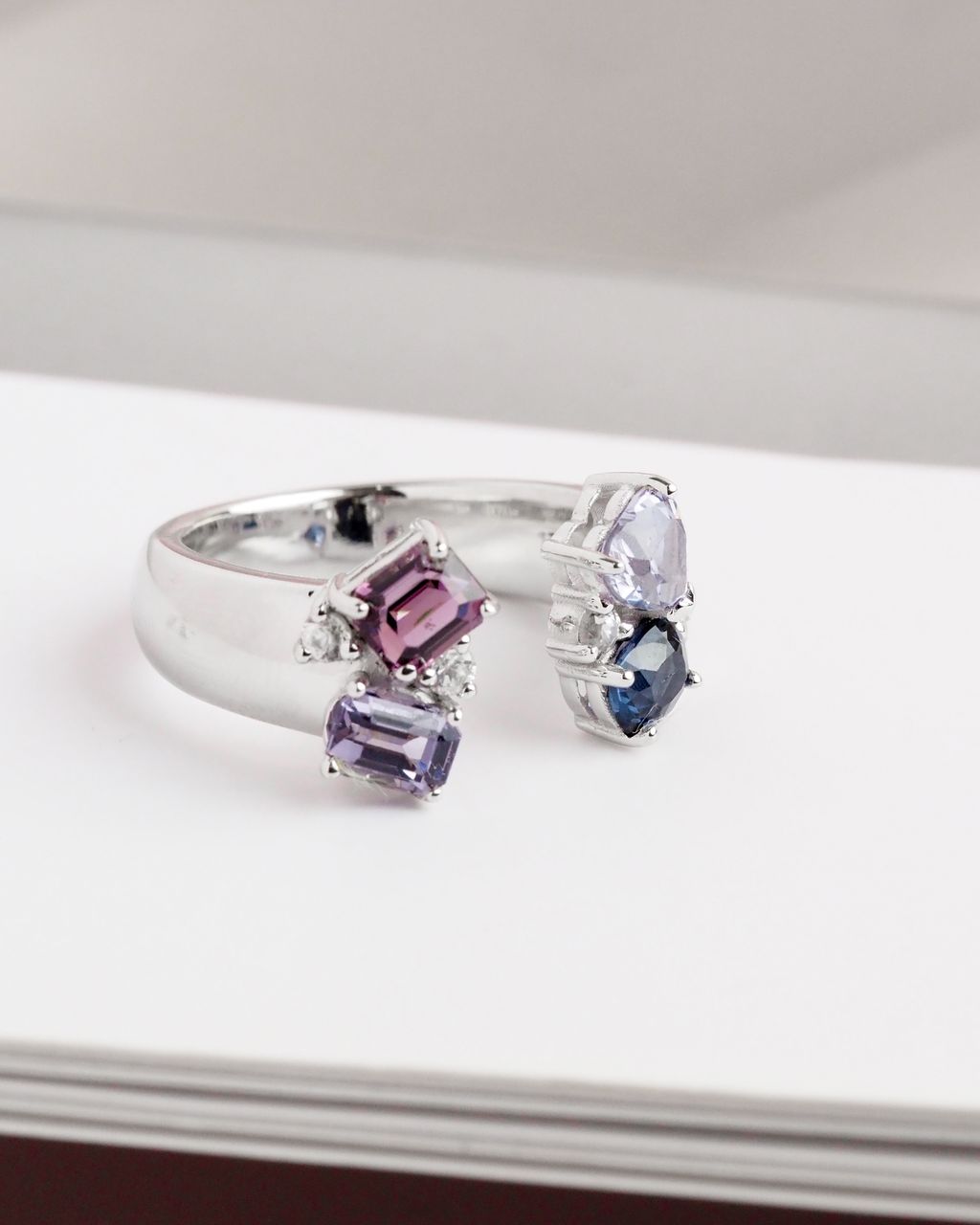 AXORA Between the finger spinel