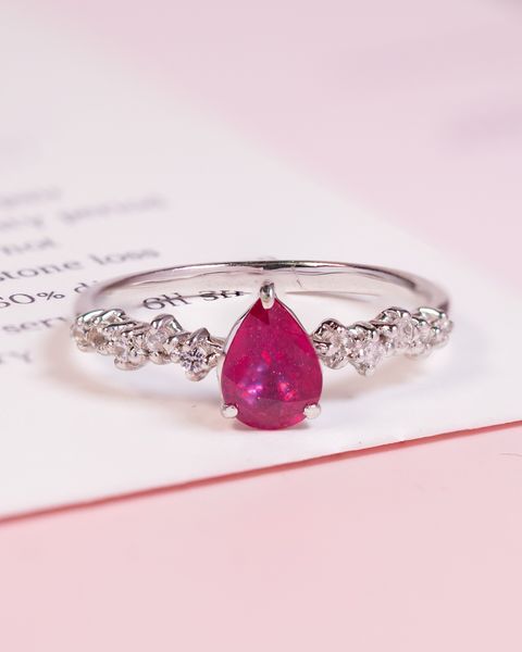 mon-ruby-solitaire-ring-แหวนทับทิมแท้-axora close up