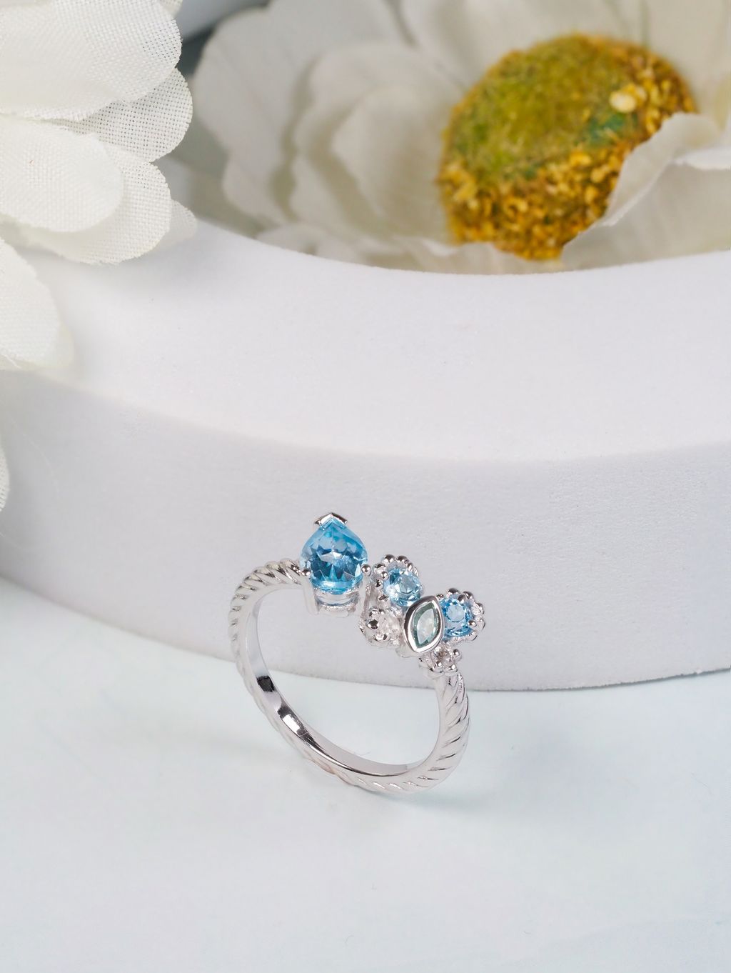 AXORA Petite Butterfly Blue topaz ring compose