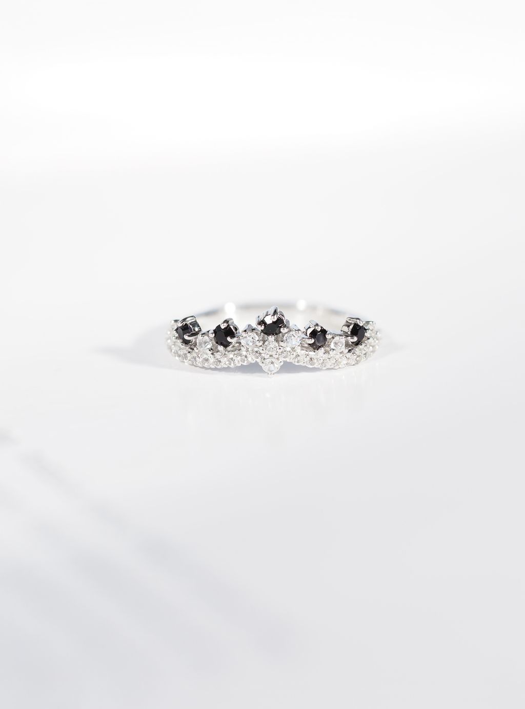 AXORA Tiara onyx Ring