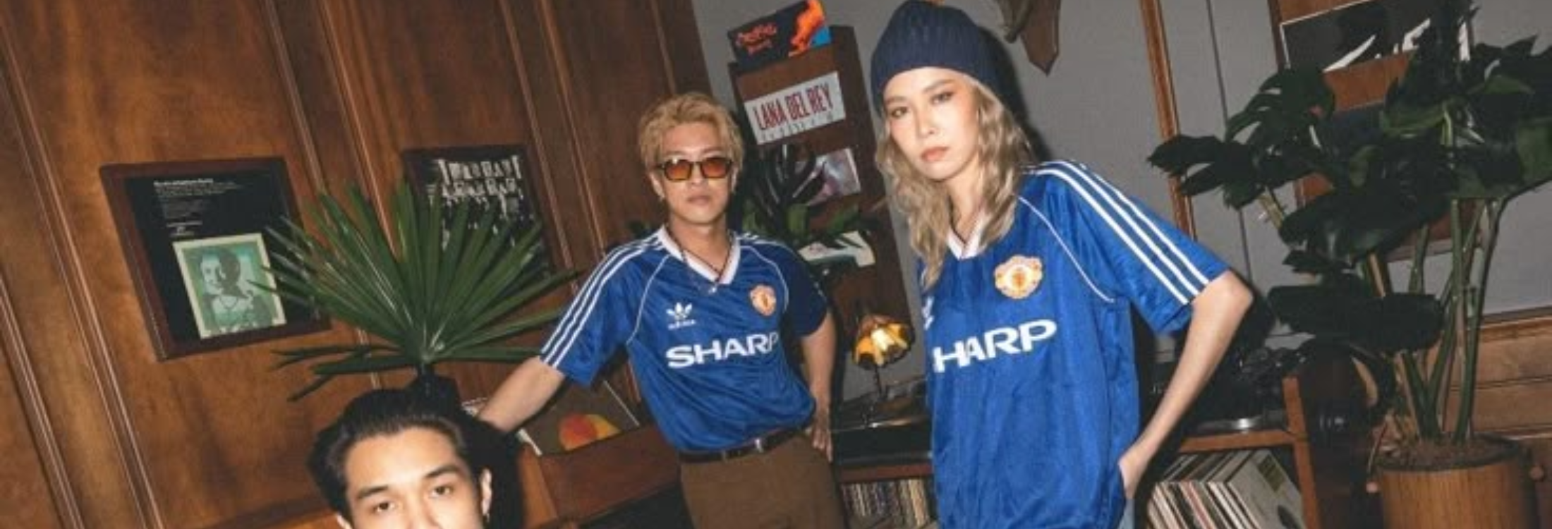 球迷穿著球衣合照,呈現日常穿搭擊球衣特色