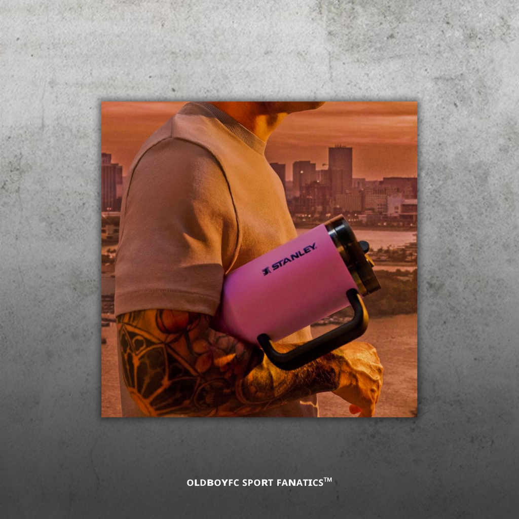 Messi x Stanley Quencher ProTour 隨手杯 手拿圖