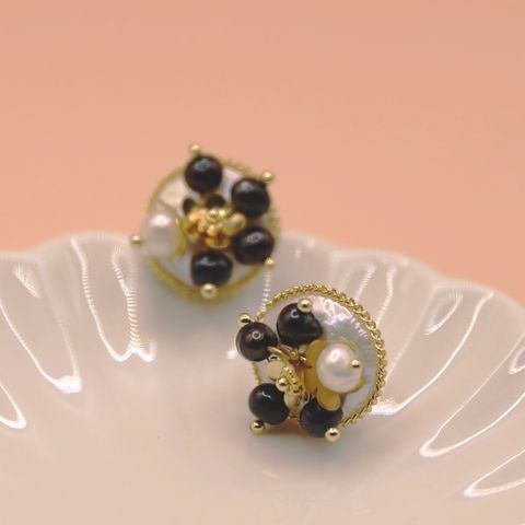 Pear Blossom｜扁圓形巴洛克珍珠梨花耳環