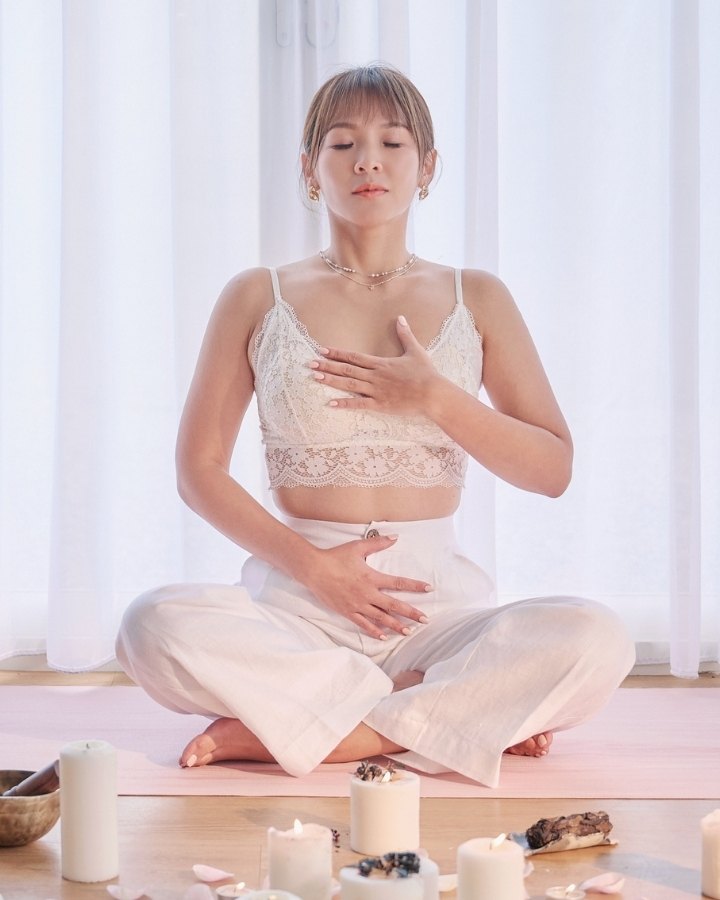 譚崔亞洲學院創辦人 Zia 進行能量練習