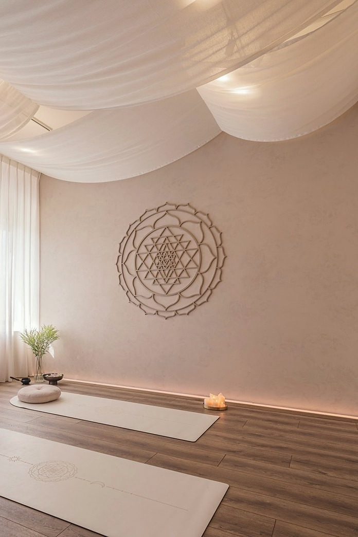 安靜的練習室,牆上掛著 Sri Yantra 圖騰,地上鋪著瑜伽墊