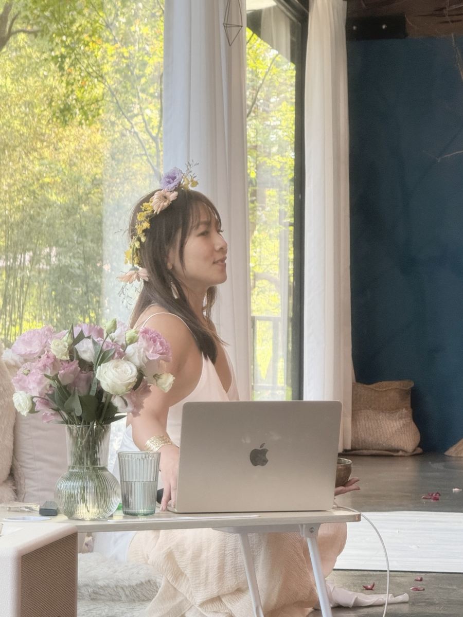 Zia 戴著花冠,在課堂中帶領學員