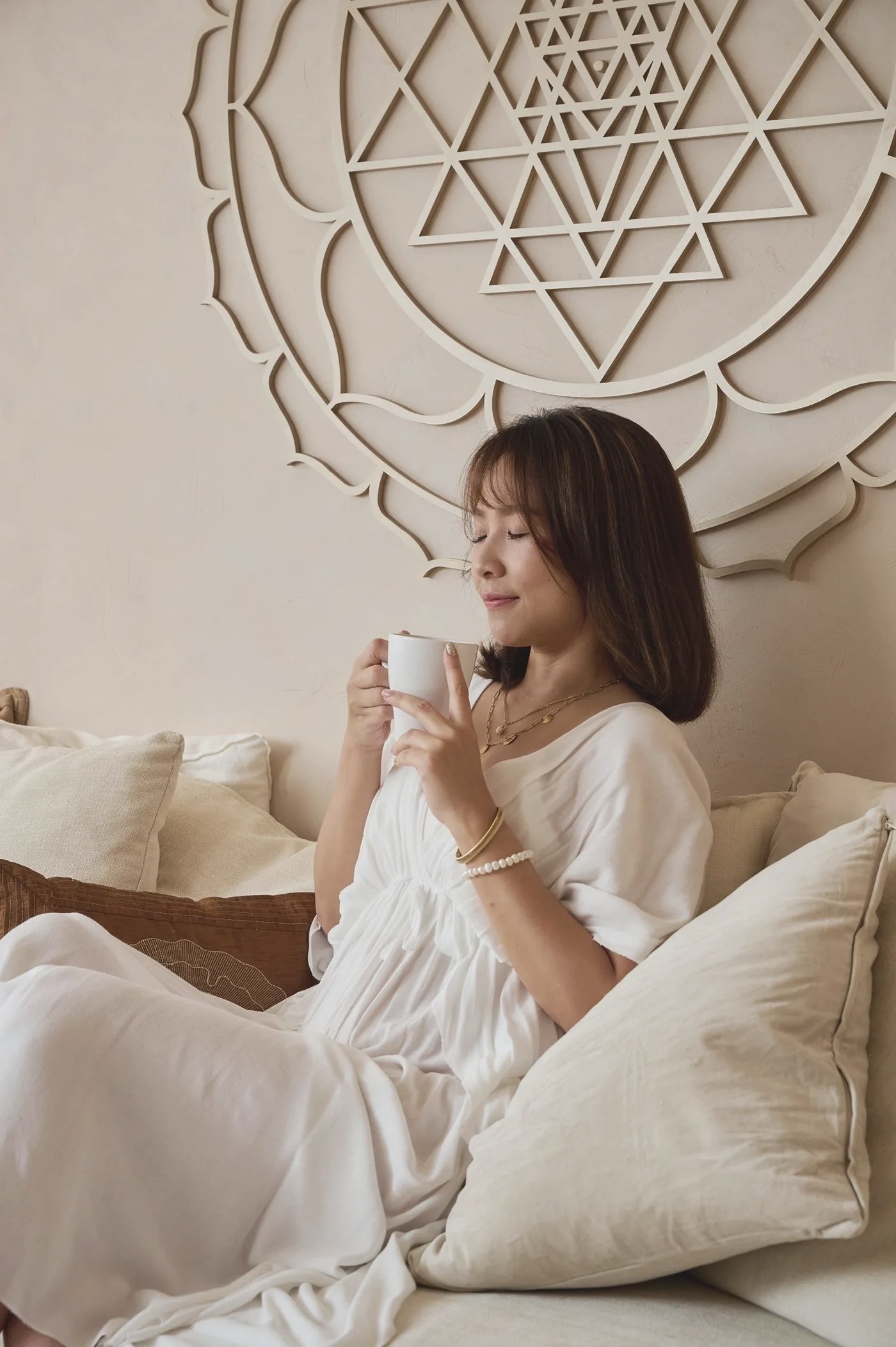 Zia 在學院裡安靜喝茶