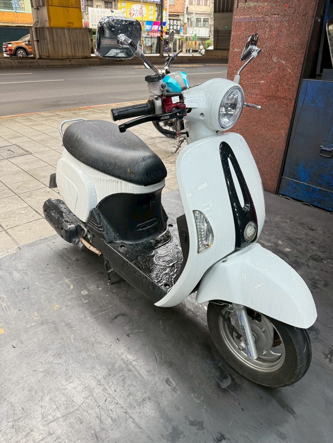 LINE_ALBUM__100_260511_2