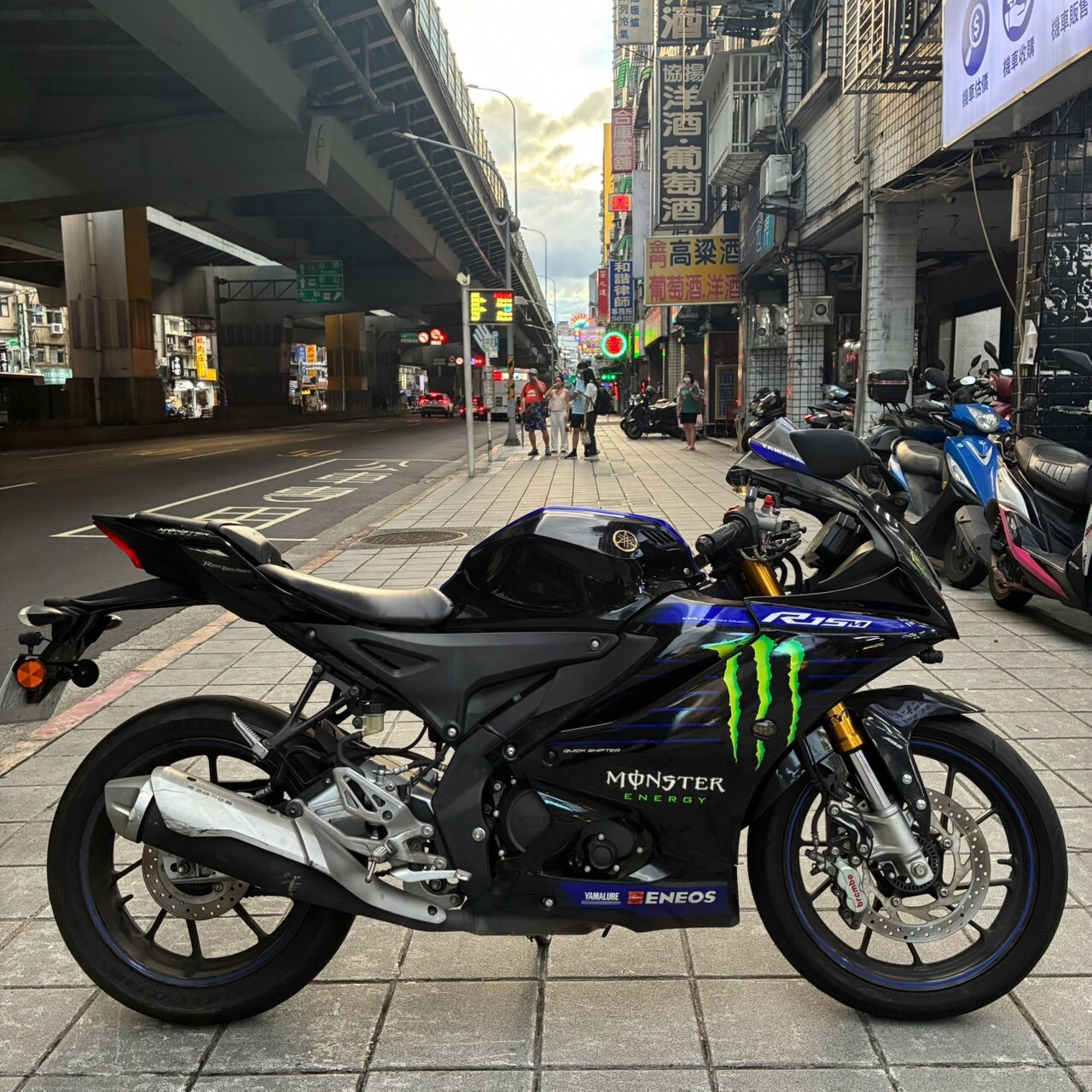 LINE_ALBUM_R15M_7957_260831_1