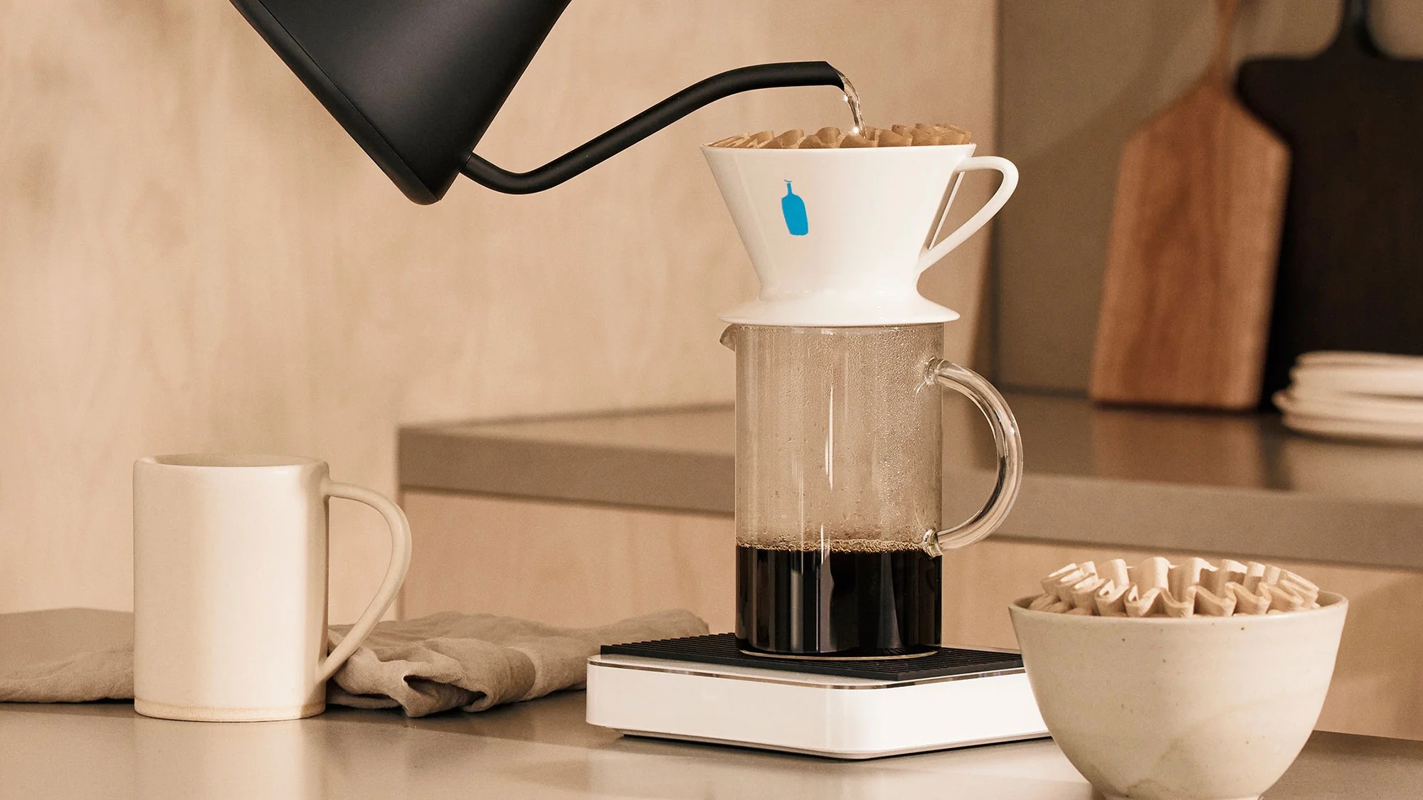 Blue-Bottle-Pour-Over-Kit-M4-Lifestyle-Desktop_f6a0f8db-ef1f-4a38-8ccf-d3eaccac2a71